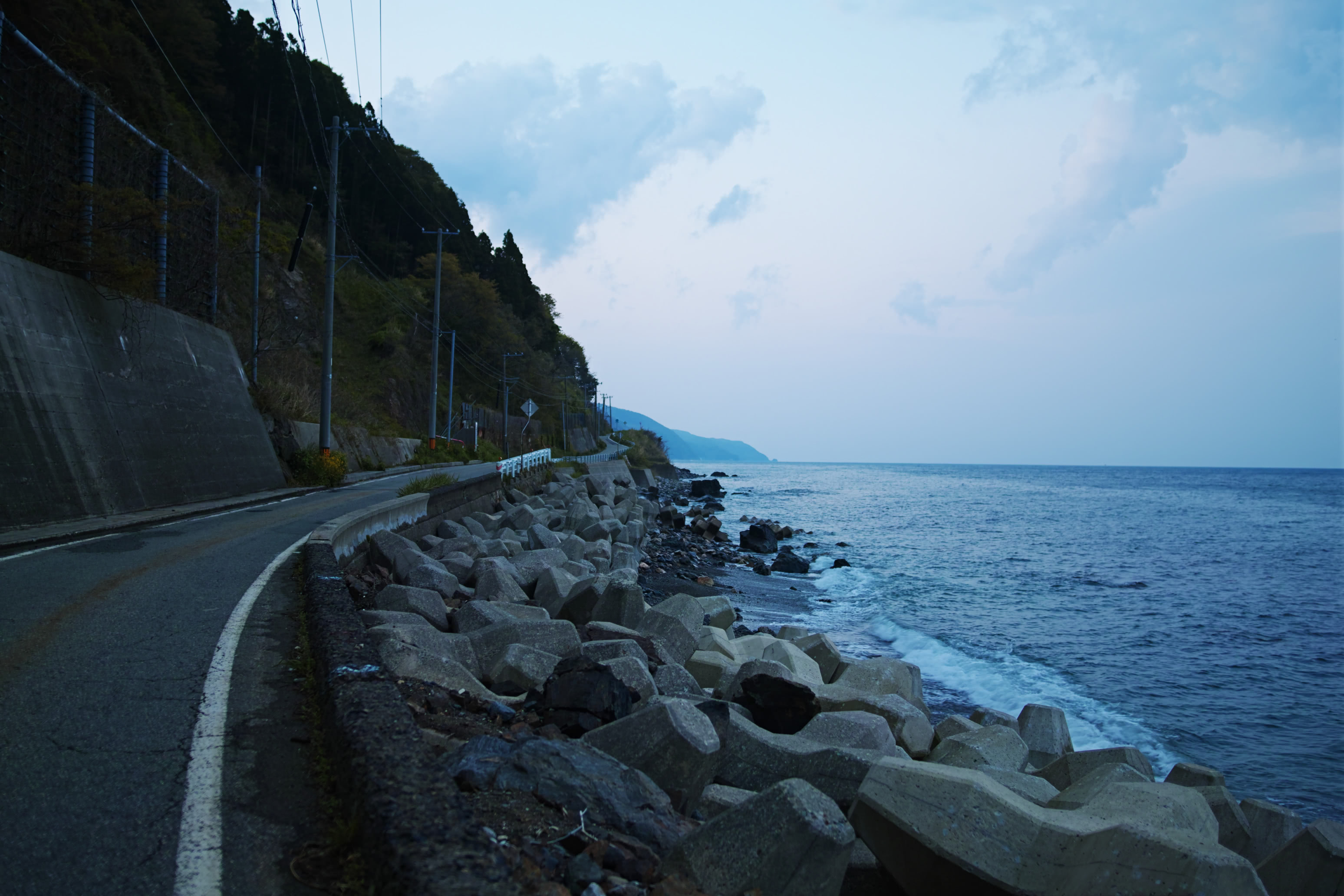 フェロー諸島でクジラ250頭の虐殺で海が真っ赤に染まる